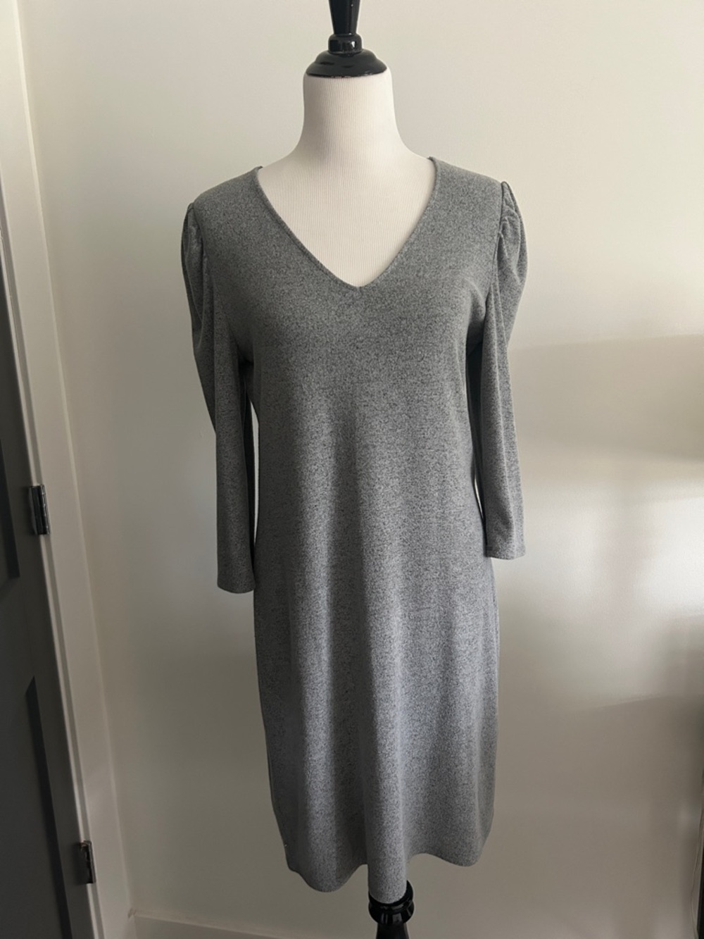 White House black market M v neck gray 3/4 sleeve cozy stretchy dress